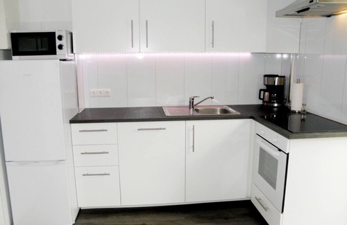 Russee - Hammer House | Top-Rated Apartment on Ihlkatenweg with Kitchen Access