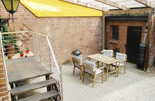 Russee - Hammer House | Top-Rated Apartment on Ihlkatenweg with Kitchen Access