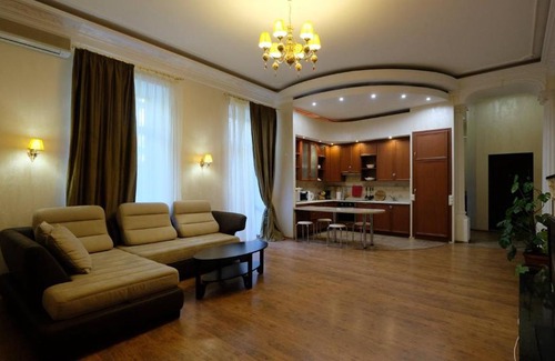 Verkhnie Misto Apartment | Elegant Apartment on Khreschatyk with Hot Tub Access