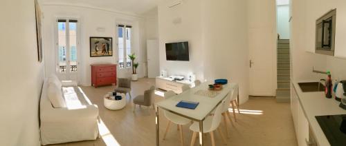 Old Town Apartment | Cozy Apartment on Place Massena with Oceanfront Views