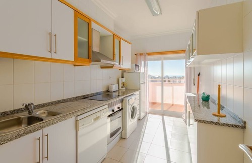 Armacao de Pera Apartment | Seaside Apartment in Armacao de Pera with Pool Access