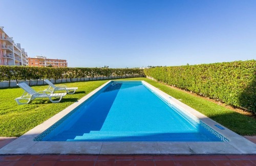 Armacao de Pera Apartment | Seaside Apartment in Armacao de Pera with Pool Access