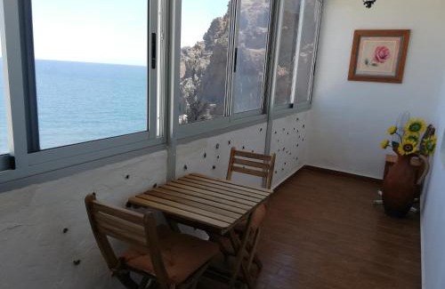 Los Roques Apartment | Cozy Beachfront Apartment with Ocean Sounds and Views
