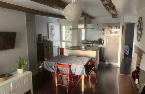 Granville Apartment | Cozy Rooms by the Port – Perfect for Families and Beach Walks
