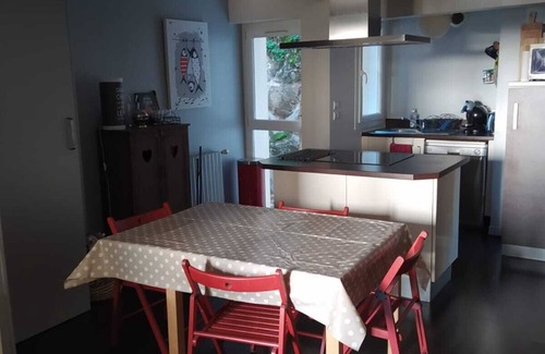 Granville Apartment | Cozy Rooms by the Port – Perfect for Families and Beach Walks