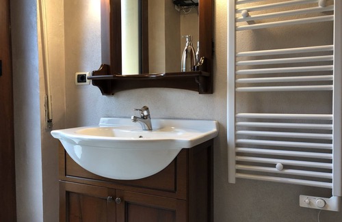 Acceglio Apartment | Cozy Apartment by the Maira River with Kitchen & Breakfast