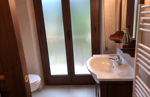 Acceglio Apartment | Cozy Apartment by the Maira River with Kitchen & Breakfast