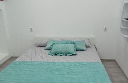 Vologda Apartment | Welcoming Apartment on Vozrozhdeniya with Hot Tub & Breakfast