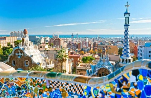 La Sagrada Familia Apartment | Bright Apartment Overlooking Sagrada Familia with Spa Access