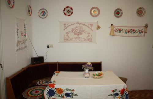 Transcarpathia House | Pet-Friendly Apartment Petefi with Pool for Family Fun