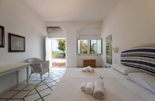 Castro Marina House | Relaxing Apartment 'Piccolo Mondo' with Pool and Sea View