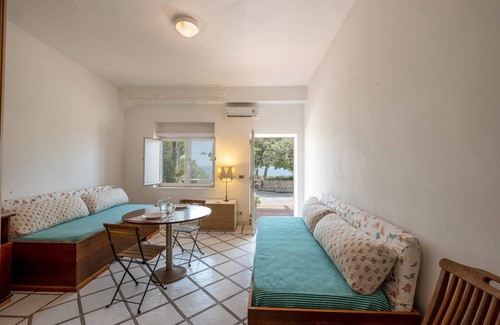 Castro Marina House | Relaxing Apartment 'Piccolo Mondo' with Pool and Sea View