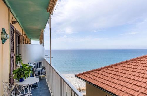 Riva Ligure Apartment | Oceanfront Apartment Pieds dans l'eau 2 for Family Getaways