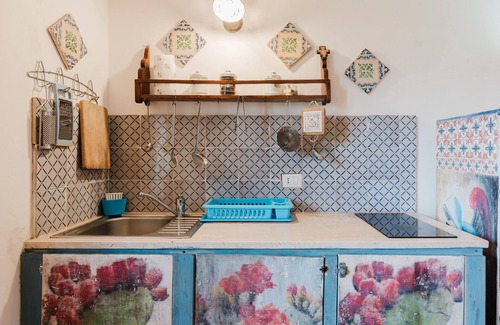 Castelluzzo House | Apartment 'Pino' with Private Garden, Wi-Fi and Air Conditioning