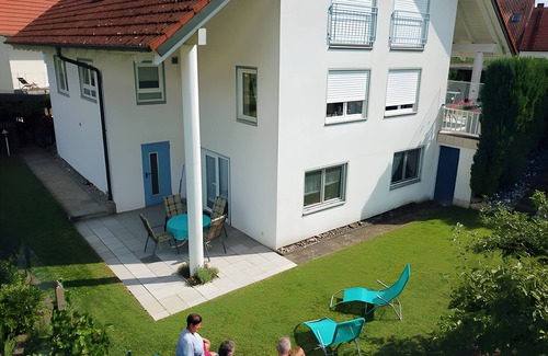Iznang Apartment | Apartment 'Preiser' with Private Terrace, Private Garden and Wi-Fi