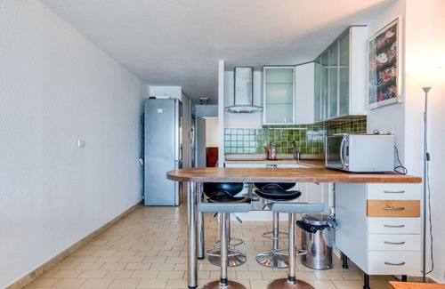 Carnon-Plage Apartment | Seaside Escape: Premier Apartment with Private Terrace & Wi-Fi