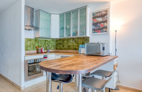 Carnon-Plage Apartment | Seaside Escape: Premier Apartment with Private Terrace & Wi-Fi