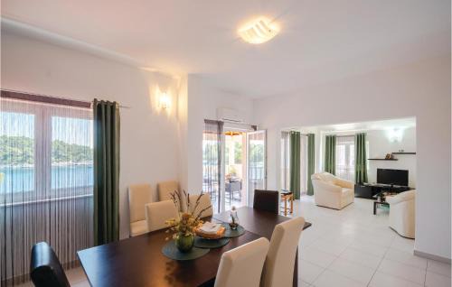 Prizba Apartment | Family-Friendly 3 Bedroom Apartment with Pool in Prizba
