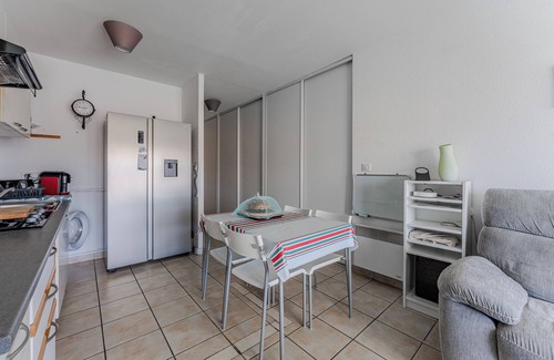 Parentis-en-Born Apartment | Beachside Apartment with Private Terrace and Free Wi-Fi