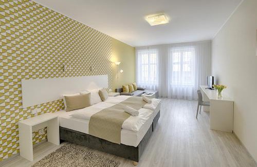 Karlovy Vary Apartment | Stylish Apartment Promenáda 35 with Pool and Hot Tub