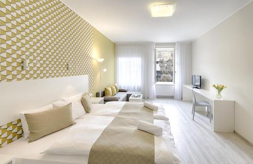 Karlovy Vary Apartment | Stylish Apartment Promenáda 35 with Pool and Hot Tub