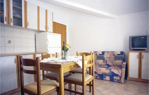 Jadrtovac Apartment | Guest Rated 10/10: Cozy Apartment in Jadrtovac with Kitchen