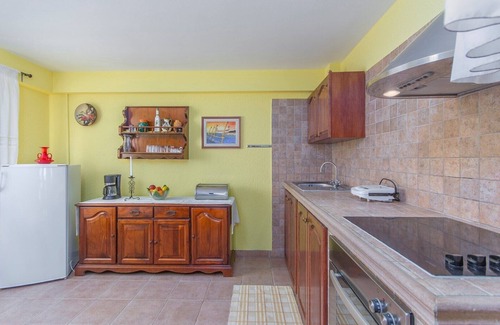 Kirmenjak Apartment | Pet-Friendly Apartment Rajko II with Terrace & Pool Access