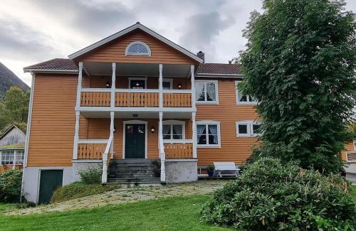 Orsta Apartment | Guest Rated 9.7: Rekkedal Gjestehus in Sæbø with Ocean View