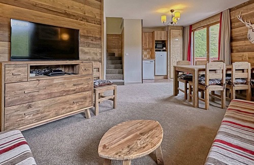 Les Claux Apartment | Top-Rated 3-Bedroom Apartment with Pool in Vars