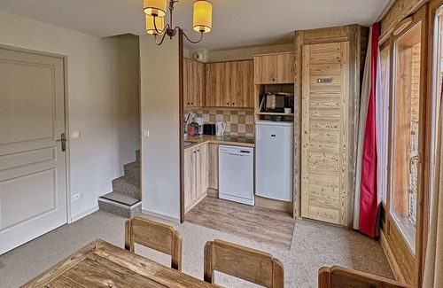 Les Claux Apartment | Top-Rated 3-Bedroom Apartment with Pool in Vars