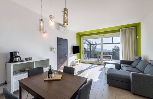 Pulciano Apartment | Scenic Residence Virgilio Green: Lake View & Top Amenities