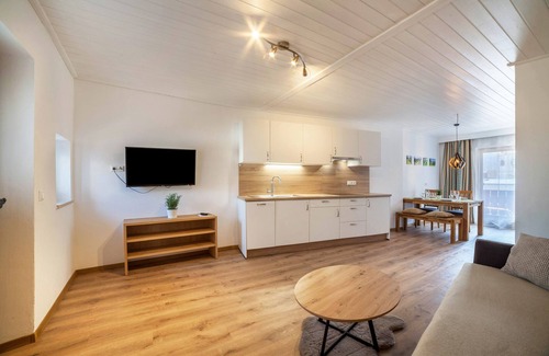 Tesimo Apartment | Family Apartment "8 Für Platzliebende Gäste" with Balcony & Wi-Fi