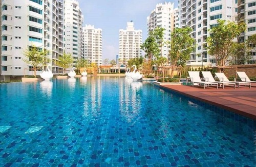 Wat Bowon Niwet Apartment | Cozy Apartment Residence with Pool and Spa Amenities