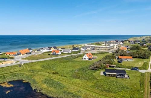 Nr. Lyngby Strand Apartment | Apartment Risker: Coastal Retreat Just 70m from the Sea