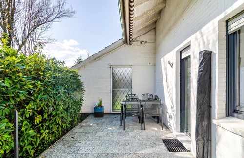 Loppersum Apartment | Apartment 'Robbe' with Private Terrace and Wi-Fi