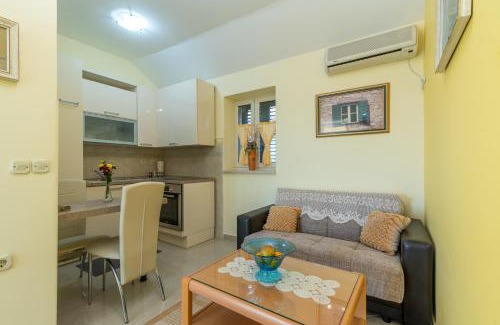 Ljubitovica Apartment | Top-Rated Apartment Roko Trogir-Ljubitovica with Amenities