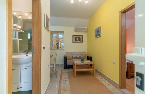 Ljubitovica Apartment | Top-Rated Apartment Roko Trogir-Ljubitovica with Amenities