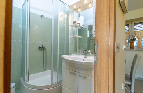 Ljubitovica Apartment | Top-Rated Apartment Roko Trogir-Ljubitovica with Amenities