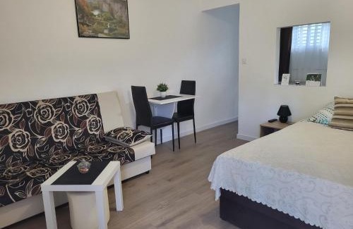 Catrnja House | Family-Friendly Apartment & Room TOMA with High Ratings
