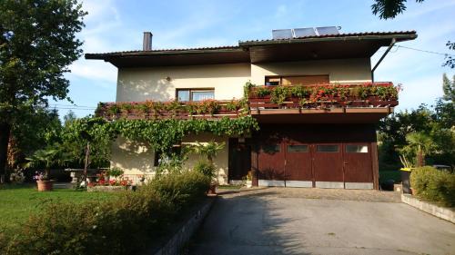 Postojna Apartment | Pet-Friendly Apartment & Rooms Grmek with Hot Tub Access