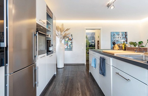 Rees Apartment | Cozy Rose Cottage: Private Terrace, Garden & Ocean Views