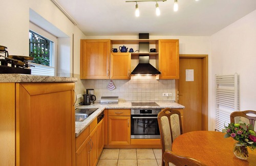 Ortsmitte Apartment | Cozy Apartment 'Rotdorn' with Shared Terrace & Wi-Fi