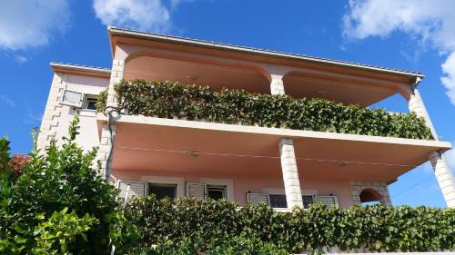 Rukavac Apartment | Child-Friendly Retreat at Apartment Rukavac 8839a - Rated 10/10!