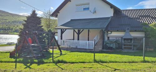 Ogulin Apartment | Idyllic Apartment Sabljaci by the Lake with Private Beach