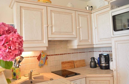 Plage de la Garonnette Apartment | Relaxing 1-Bedroom Apartment in Sainte-Maxime with Ocean View