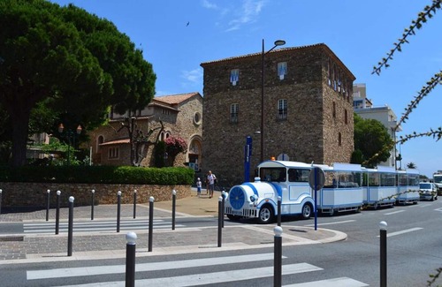 Plage de la Garonnette Apartment | Relaxing 1-Bedroom Apartment in Sainte-Maxime with Ocean View