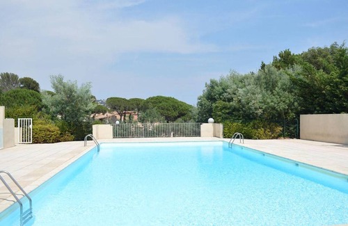 Plage de la Garonnette Apartment | Relaxing 1-Bedroom Apartment in Sainte-Maxime with Ocean View