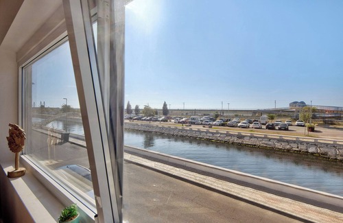 Aveiro Apartment | Modern Apartment 'Salina Ria' with Wi-Fi and Spa Access