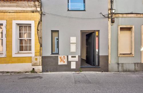 Aveiro Apartment | Modern Apartment 'Salina Ria' with Wi-Fi and Spa Access