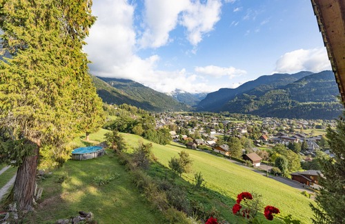 Samoens Apartment | Apartment 'Samoëns' with Mountain View, Private Garden and Wi-Fi